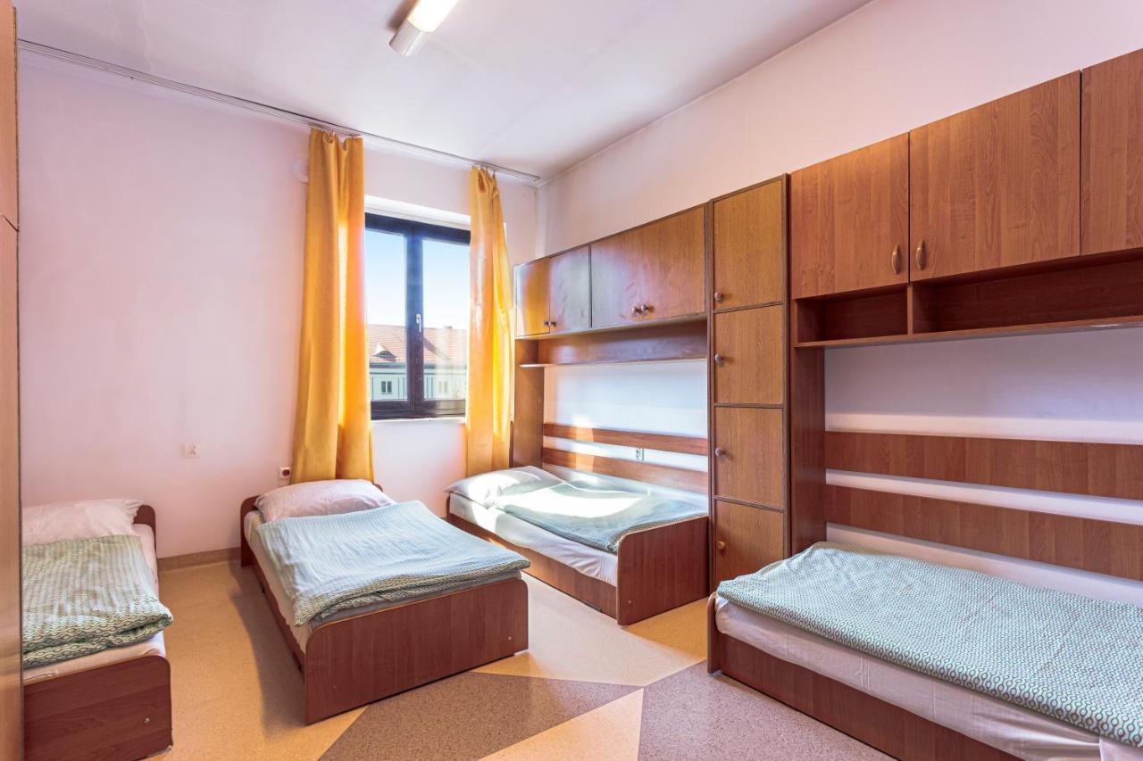 Dizzy Daisy Hostel วรอตซวาฟ ภายนอก รูปภาพ