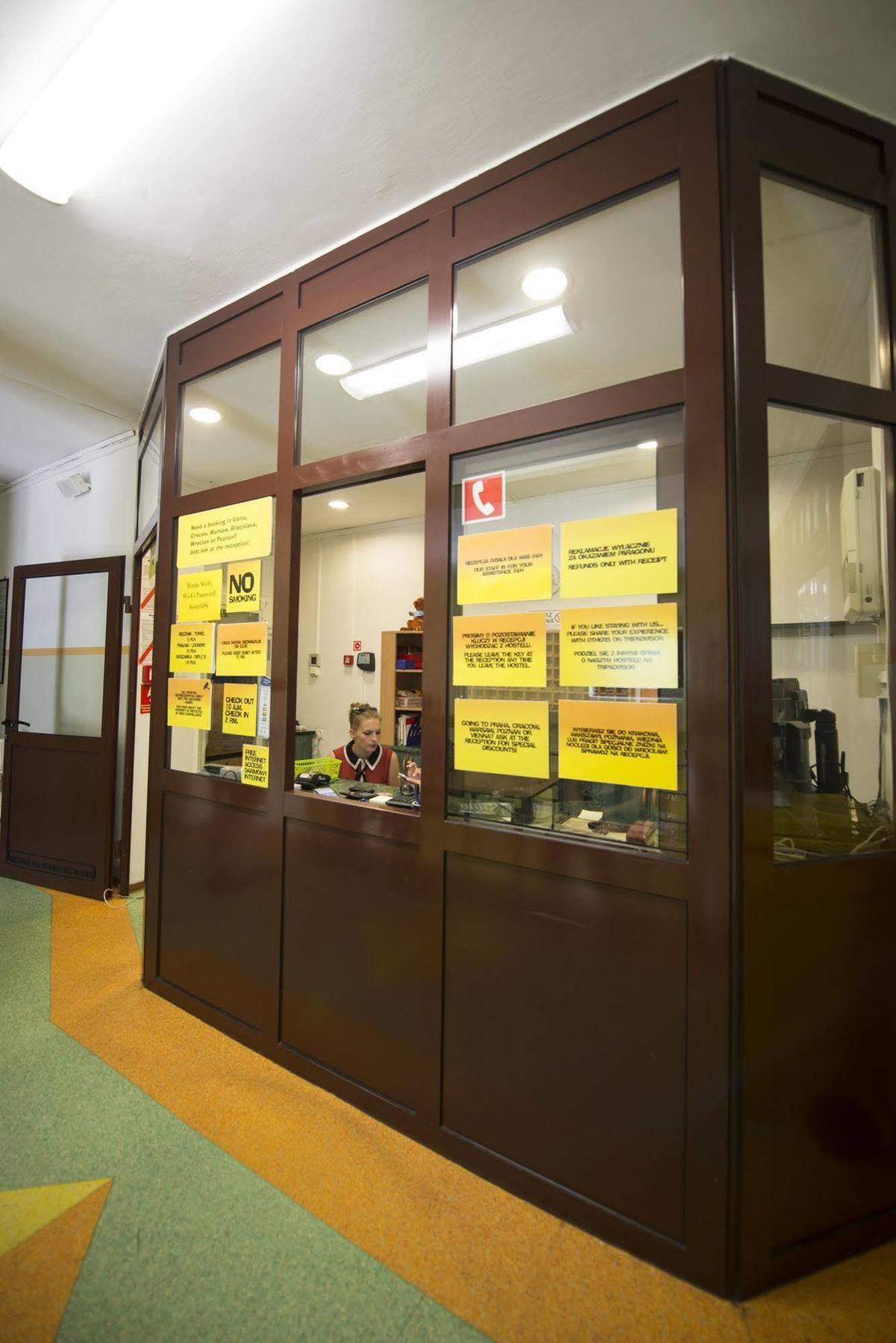 Dizzy Daisy Hostel วรอตซวาฟ ภายนอก รูปภาพ