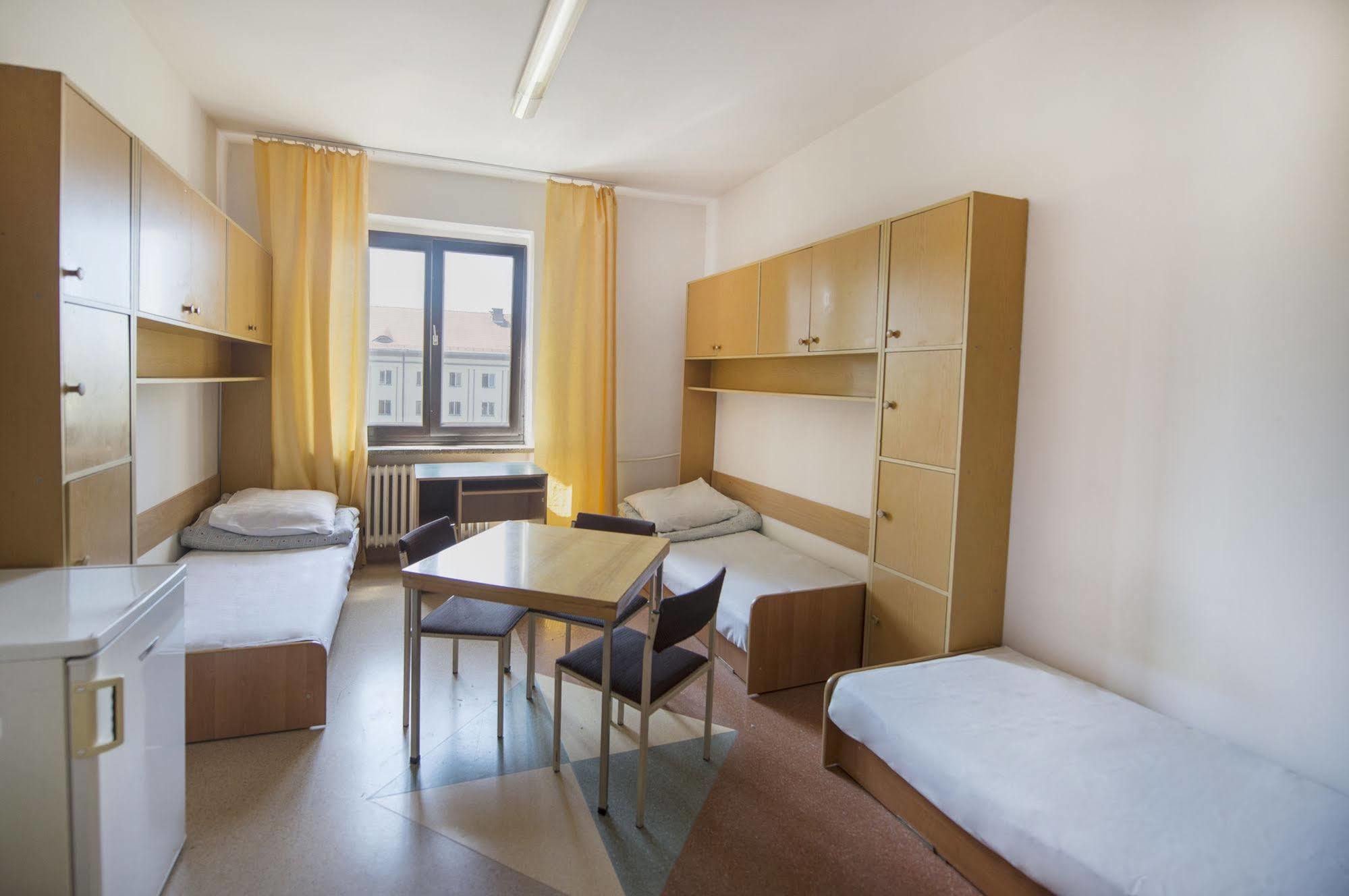 Dizzy Daisy Hostel วรอตซวาฟ ภายนอก รูปภาพ